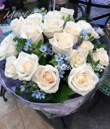 **BQ04** Cream Rose and Blue seasonal flowers Round Bouquet - 18 pcs<br>米白色玫瑰 及 藍色襯花 圓形花束 - 18 枝
