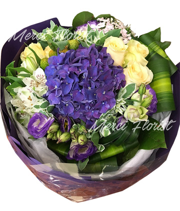 **BQ19** Hydrangea and Rose Round Bouquet<br>繡球 及 玫瑰 圓形花束