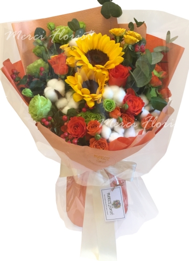 **KBQ79** Sun flower, Cotton, Orange Rose Long Bouquet<br>向日葵，棉花，橙玫瑰長形花束