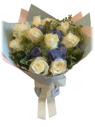 **BQ30** White Rose and Blue Hydrangea Round Bouquet <br>白色玫瑰 及 藍色繡球花圓形花束