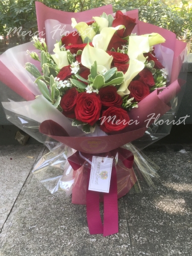 **KBQ100** Calla Lily & Red Roses Long Bouquet <br>馬蹄蘭及紅色玫瑰花長形花束 