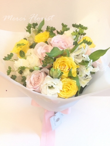 **KBQ114** Yellow and Light Pink Rose Round Bouquet 12pcs<br>淺粉色及黃色玫瑰 圓形花束-12pcs