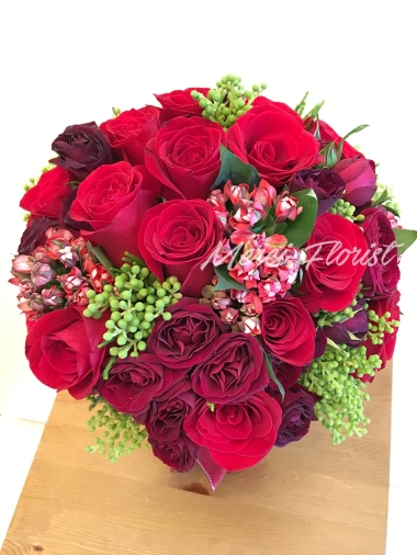 **KBQ133** Red Rose Red Mini Rose Round Bouquet-12 pcs<br>紅色玫瑰及小玫瑰圓形花束 - 12枝