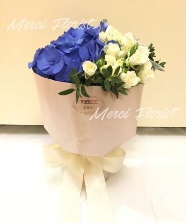 **KBQ39** Blue Hydrangea & Cream Mini Rose Round Bouquet<br>藍色繡球 及 米白色小玫瑰圓形花束