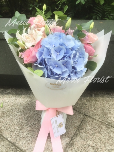 **KBQ11** Blue Hydrangea and Eustoma Round Bouquet<br>藍色繡球 及 桔梗 圓形花束