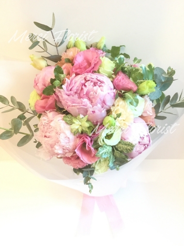 **KBQ36** Peony & Eustoma Round Bouquet - Pink/Green<br>牡丹 及 桔梗 圓形花束 - 粉色/青色