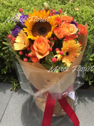 **KBQ20** Sun Flower, Gerbera & Orange Rose Round Bouquet<br>向日葵，太陽花 及 橙色玫瑰 圓形花束