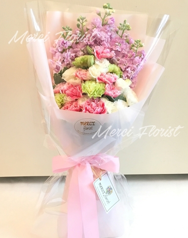 **KBQ49** Carnation in Pink and Green Long Bouquet<br>康乃馨 長形花束 - 粉色及青色