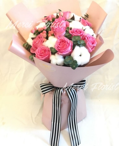 **KBQ24** Shock Pink Rose and Cotton Long Bouquet<br>粉桃色玫瑰 及 棉花 長形花束